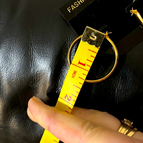 Vintage Beautiful Gold Filled Round classy Earrings. They look real. - Picture 5 of 8